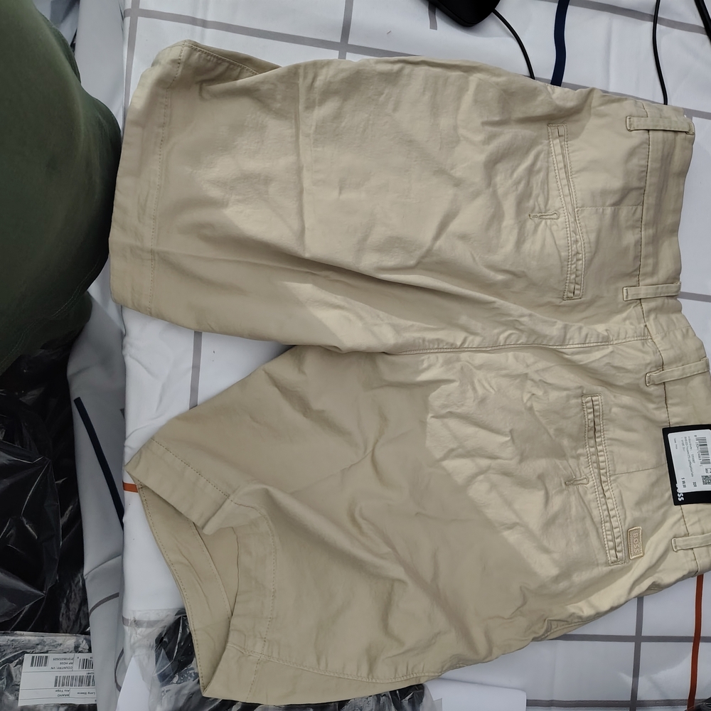 NWT Hugo Boss Men's Tan Flat Front Shorts - Picture 3 of 4